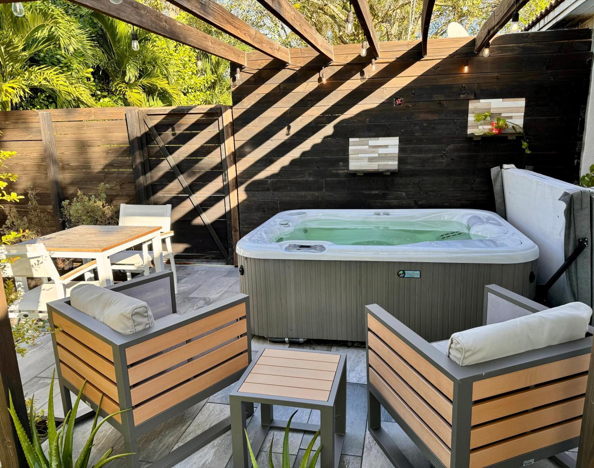 Hot Tub House On Golf Course! 10 Mins To The Beach マイアミ エクステリア 写真